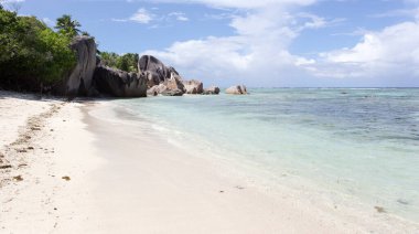 La Digue, Seyşeller - 26 Nisan 2019: Muhteşem plajda az sayıda turist görülüyor