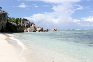 La Digue, Seyşeller - 26 Nisan 2019: Muhteşem plajda az sayıda turist görülüyor