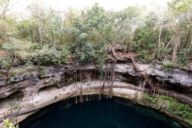 Ek Balam, Meksika - 25 Aralık 2022: Yılbaşı günü Ek Balam 'da Cenote manzarası