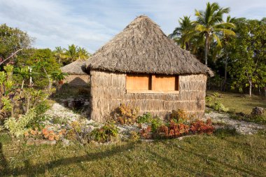 Ouvea, New Caledonia - 22 Ekim 2019: Ouvea 'daki tipik eski özel ev manzarası