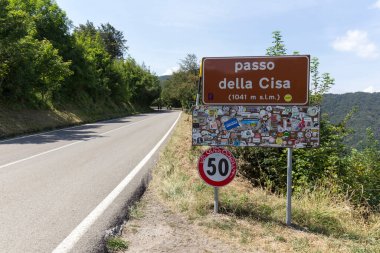 Passo della Cisa, İtalya - 12 Ağustos 2020: Roma 'ya giden ünlü patika Francigena üzerinden