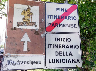 Passo della Cisa, İtalya - 12 Ağustos 2020: Roma 'ya giden ünlü patika Francigena üzerinden