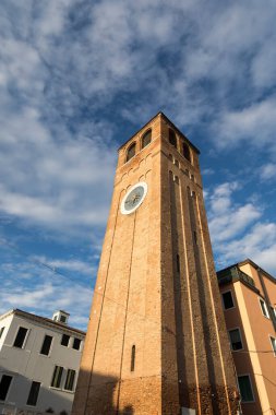 Chioggia, İtalya - 25 Nisan 2023: Chioggia 'daki saat kulesinin manzarası