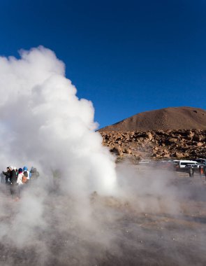 El Tatio, Şili - 16 Ağustos 2019: Şili 'deki gayzer El Tatio' yu ziyaret eden turistler