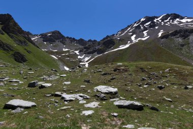 İtalya 'nın kuzeyindeki Aosta Alpleri manzarası