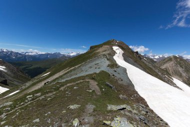 İtalya 'nın kuzeyindeki Aosta Alpleri manzarası