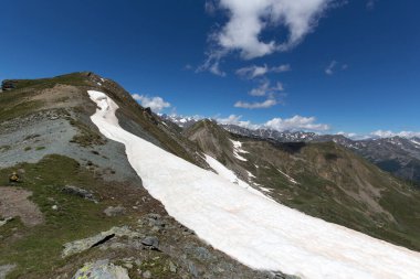 İtalya 'nın kuzeyindeki Aosta Alpleri manzarası