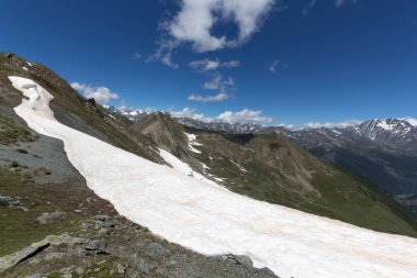 İtalya 'nın kuzeyindeki Aosta Alpleri manzarası