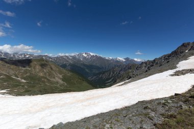 İtalya 'nın kuzeyindeki Aosta Alpleri manzarası
