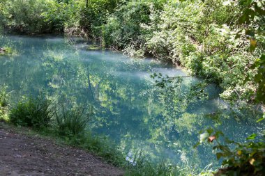 Elsa nehir yolu boyunca su manzarası veya SentierElsa, İtalya