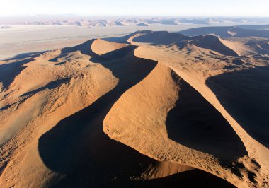 Namibya 'daki Sossusvlei çölünün helikopter manzarası