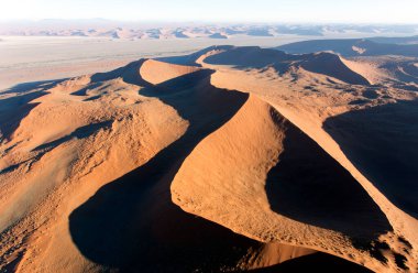 Namibya 'daki Sossusvlei çölünün helikopter manzarası
