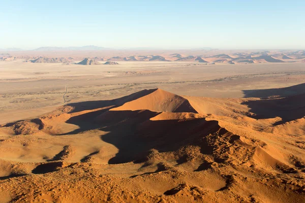 Namibya 'daki Sossusvlei çölünün helikopter manzarası