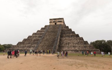 Chichen Itza, Meksika - 26 Aralık 2022: her yıl binlerce turist tarafından ziyaret edilen Chichen Itza 'daki antik piramidin manzarası