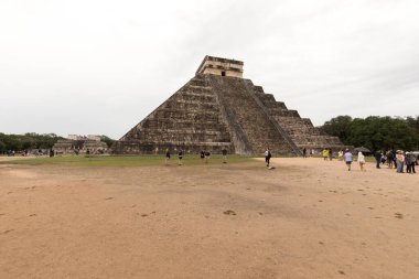 Chichen Itza, Meksika - 26 Aralık 2022: her yıl binlerce turist tarafından ziyaret edilen Chichen Itza 'daki antik piramidin manzarası