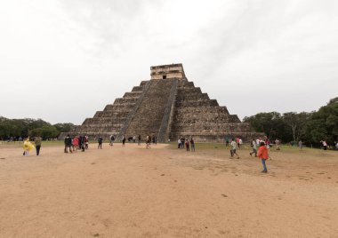 Chichen Itza, Meksika - 26 Aralık 2022: her yıl binlerce turist tarafından ziyaret edilen Chichen Itza 'daki antik piramidin manzarası