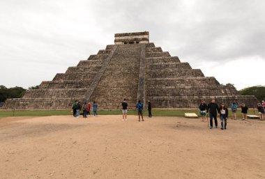Chichen Itza, Meksika - 26 Aralık 2022: her yıl binlerce turist tarafından ziyaret edilen Chichen Itza 'daki antik piramidin manzarası