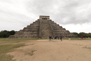 Chichen Itza, Meksika - 26 Aralık 2022: her yıl binlerce turist tarafından ziyaret edilen Chichen Itza 'daki antik piramidin manzarası