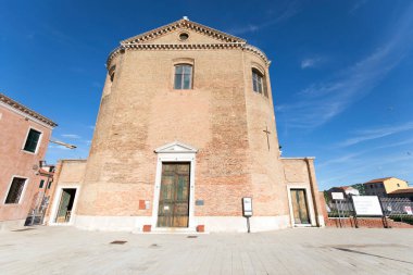 Chioggia, İtalya - 26 Nisan 2023: Chioggia 'daki San Domenico Kilisesi manzarası