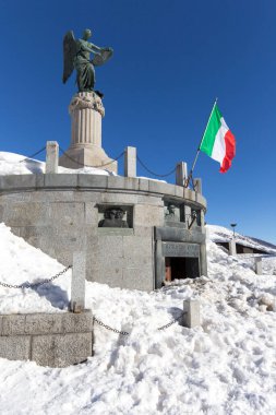 Tonale, İtalya - 21 Şubat 2021: Tonale Askeri Anıtı