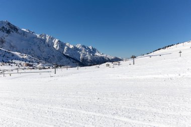 Tonale, İtalya - 21 Şubat 2021: Passo del Tonale 'nin kış manzarası