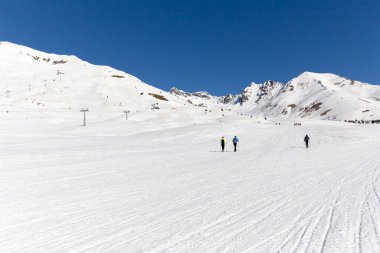 Tonale, İtalya - 21 Şubat 2021: Passo del Tonale 'nin kış manzarası