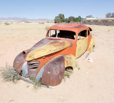 Solitaire, Namibya - 12 Ağustos 2018: Solitaire 'de terk edilmiş bir araba, çöldeki ünlü bir kasaba.
