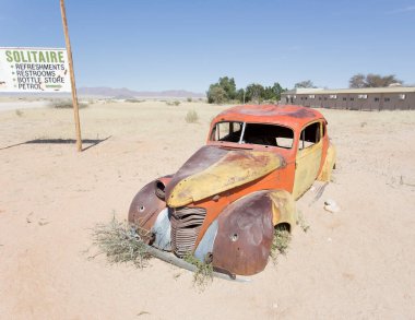 Solitaire, Namibya - 12 Ağustos 2018: Solitaire 'de terk edilmiş bir araba, çöldeki ünlü bir kasaba.