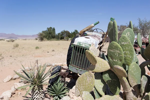 2018年8月12日 在沙漠中著名城镇Solitaire的一辆废弃汽车 — 图库照片