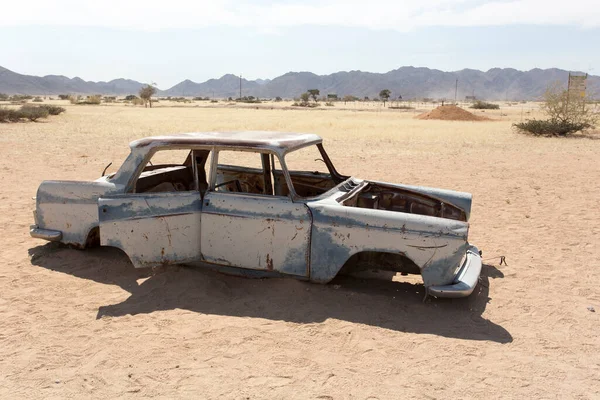2018年8月12日 在沙漠中著名城镇Solitaire的一辆废弃汽车 — 图库照片