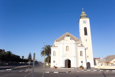 Swakopmund, Namibya - 10 Ağustos 2018: Swakopmund kasabasındaki kilise manzarası