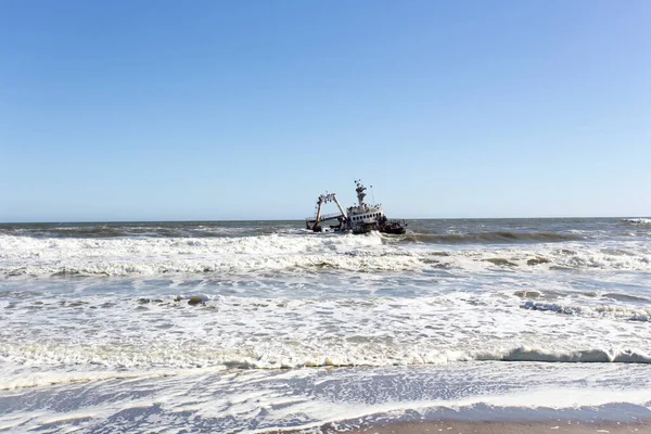 スケルトン海岸 ナミビア 2018年8月10日 海での難破船の眺め — ストック写真