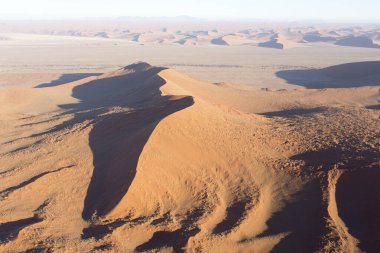 Sossusvlei, Namibya 'da güzel renkli helikopter manzarası