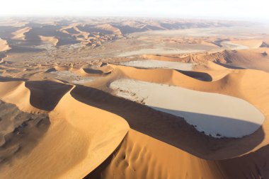 Sossusvlei, Namibya 'da güzel renkli helikopter manzarası