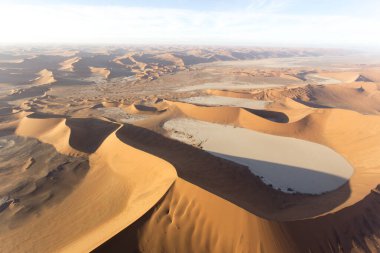 Sossusvlei, Namibya 'da güzel renkli helikopter manzarası