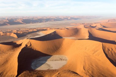 Sossusvlei, Namibya 'da güzel renkli helikopter manzarası