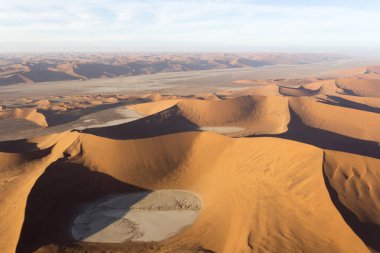 Sossusvlei, Namibya 'da güzel renkli helikopter manzarası