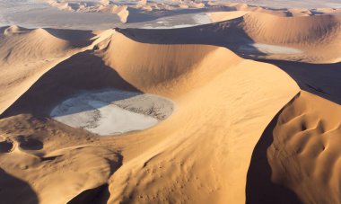 Sossusvlei, Namibya 'da güzel renkli helikopter manzarası