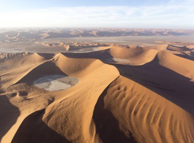 Sossusvlei, Namibya 'da güzel renkli helikopter manzarası