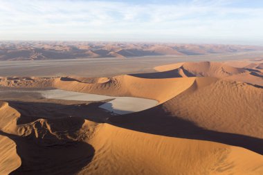 Sossusvlei, Namibya 'da güzel renkli helikopter manzarası