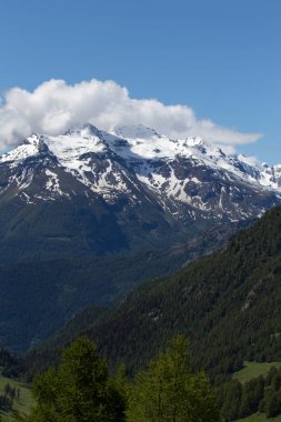 İtalya 'nın Aosta Vadisi' nde yaz boyunca manzara