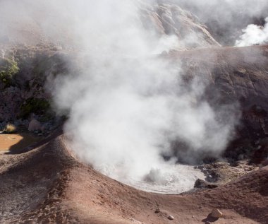Şili 'deki El Tatio' da sıcak ve kaynar su manzarası