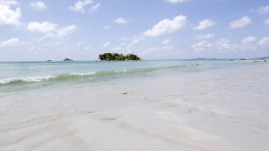 La Digue, Seyşeller - 23 Nisan 2019: La Digue 'de tekneli deniz manzarası