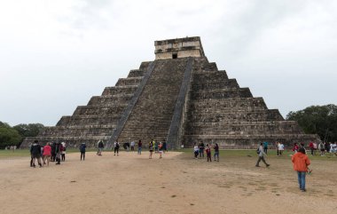 Chichen Itza, Meksika - 26 Aralık 2022: Chichen Itza şehri manzarası önemli harabeleri gösteriyor
