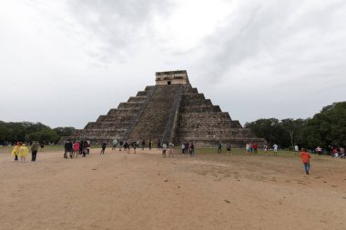 Chichen Itza, Meksika - 26 Aralık 2022: Chichen Itza şehri manzarası önemli harabeleri gösteriyor