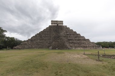 Chichen Itza, Meksika - 26 Aralık 2022: Chichen Itza şehri manzarası önemli harabeleri gösteriyor