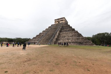 Chichen Itza, Meksika - 26 Aralık 2022: Chichen Itza şehri manzarası önemli harabeleri gösteriyor
