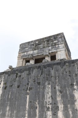 Chichen Itza, Meksika - 26 Aralık 2022: Chichen Itza şehri manzarası önemli harabeleri gösteriyor