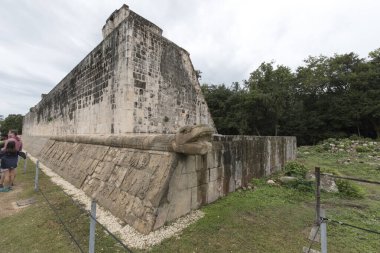 Chichen Itza, Meksika - 26 Aralık 2022: Chichen Itza şehri manzarası önemli harabeleri gösteriyor