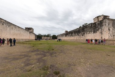 Chichen Itza, Meksika - 26 Aralık 2022: Chichen Itza şehri manzarası önemli harabeleri gösteriyor